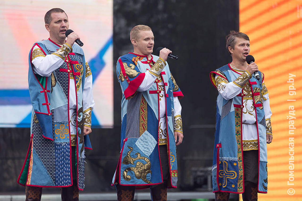 330 российских в белорусские. Ансамбль славяне Смоленск. Ансамбль народной песни славяне Смоленск. Ансамбль Славянский хит