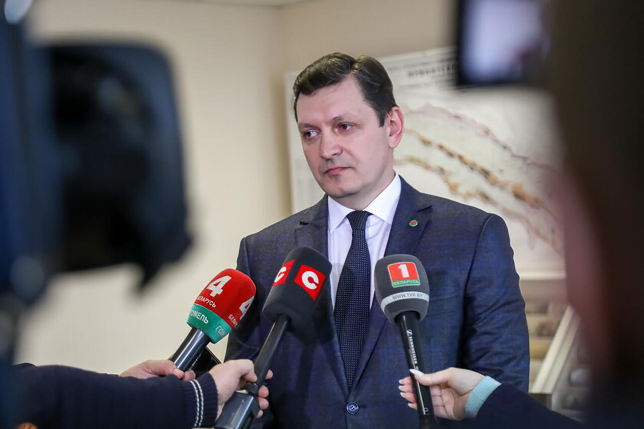 На вопросы журналистов отвечает директор института "БелНИПИнефть" Александр Цыбранков