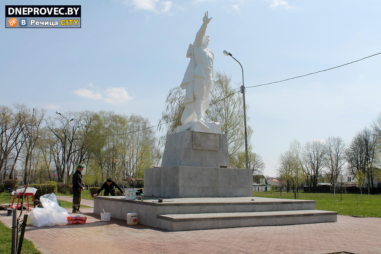 на этом фото ремонтные работы памятника идут полным ходом