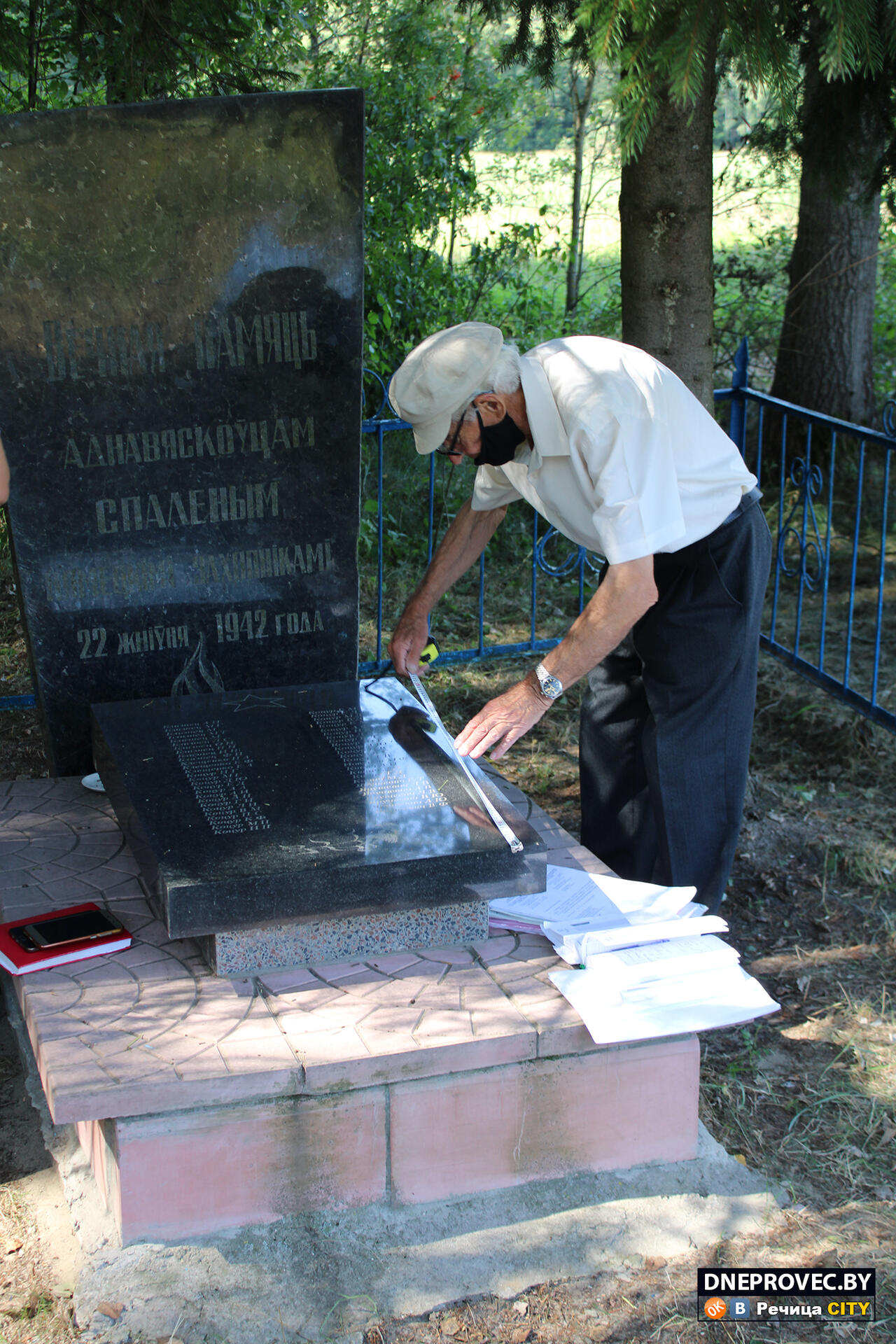 Николай Зайцев у мемориала сожженным сельчанам