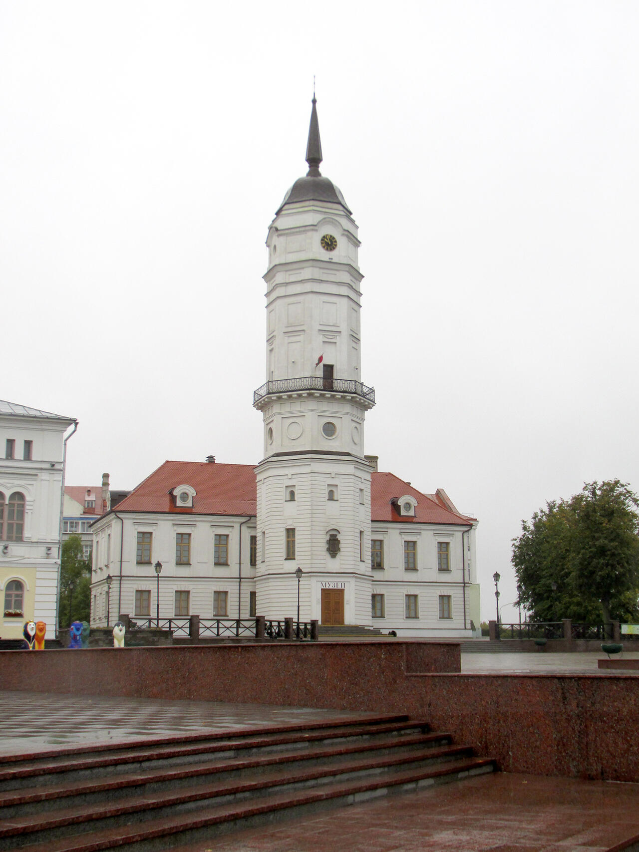 Городская ратуша на площади Славы
