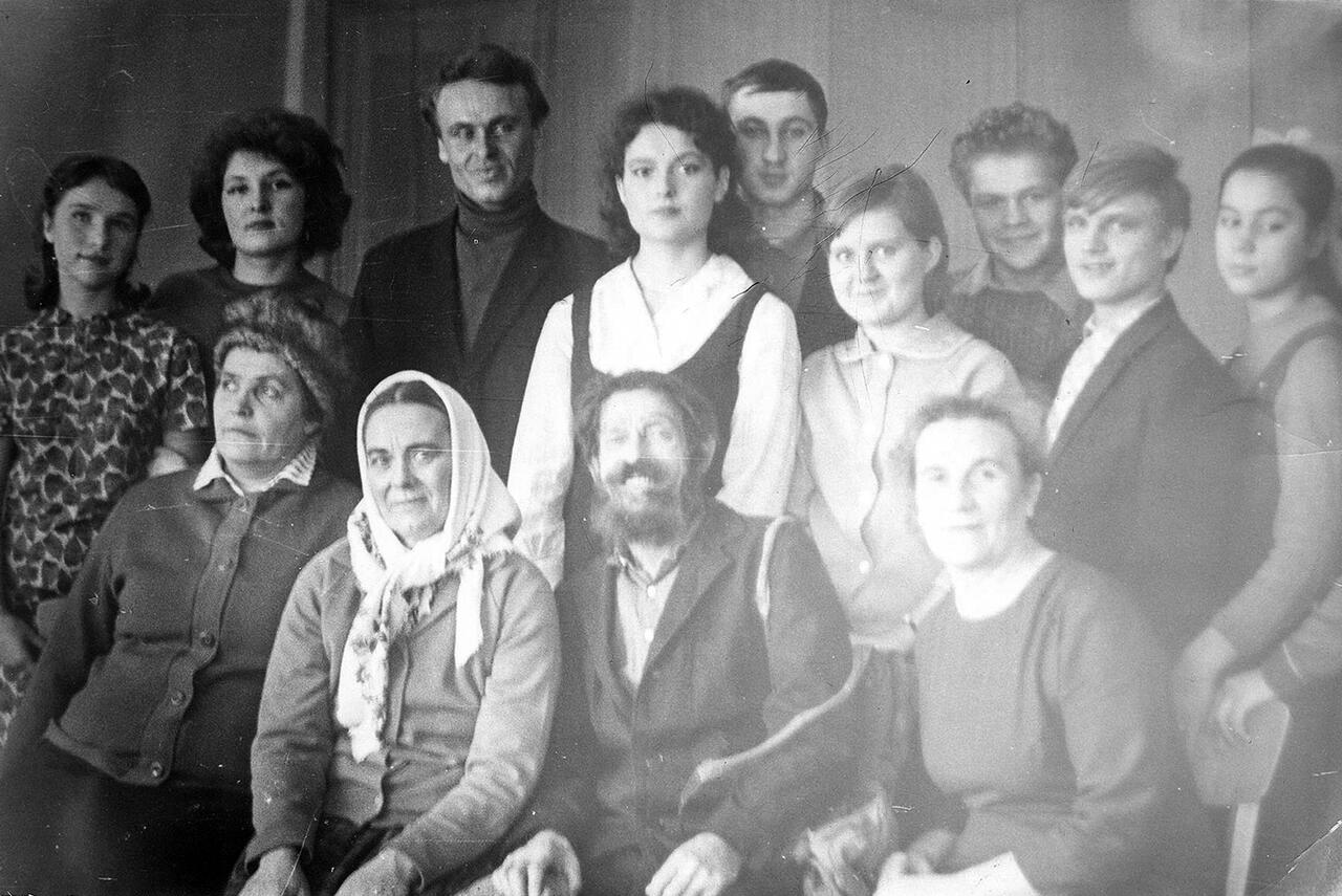 Участники драматического кружка ПДО, 60-е годы. Галина Левина стоит вторая слева