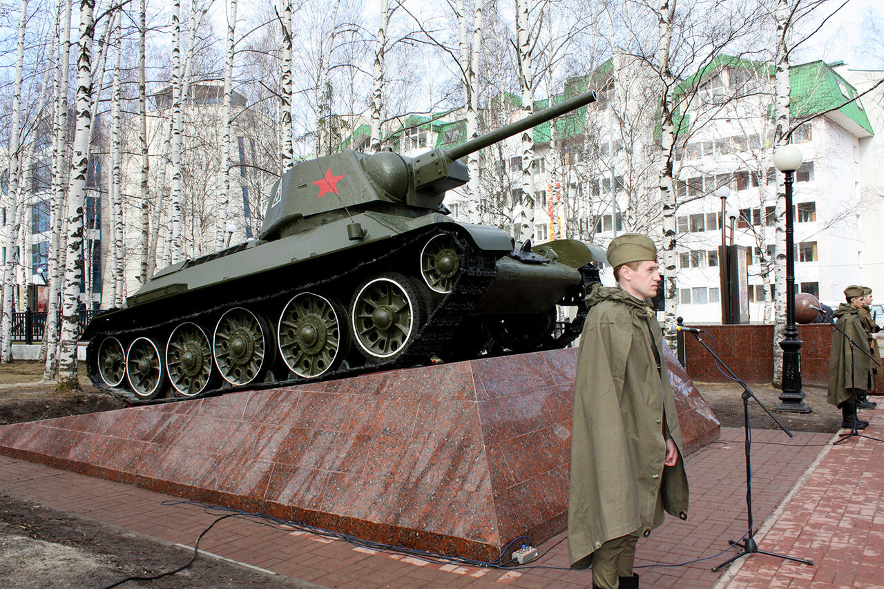 Танк Т-34, найденный поисковым отрядом «Звезда», установлен в г. Ханты-Мансийске