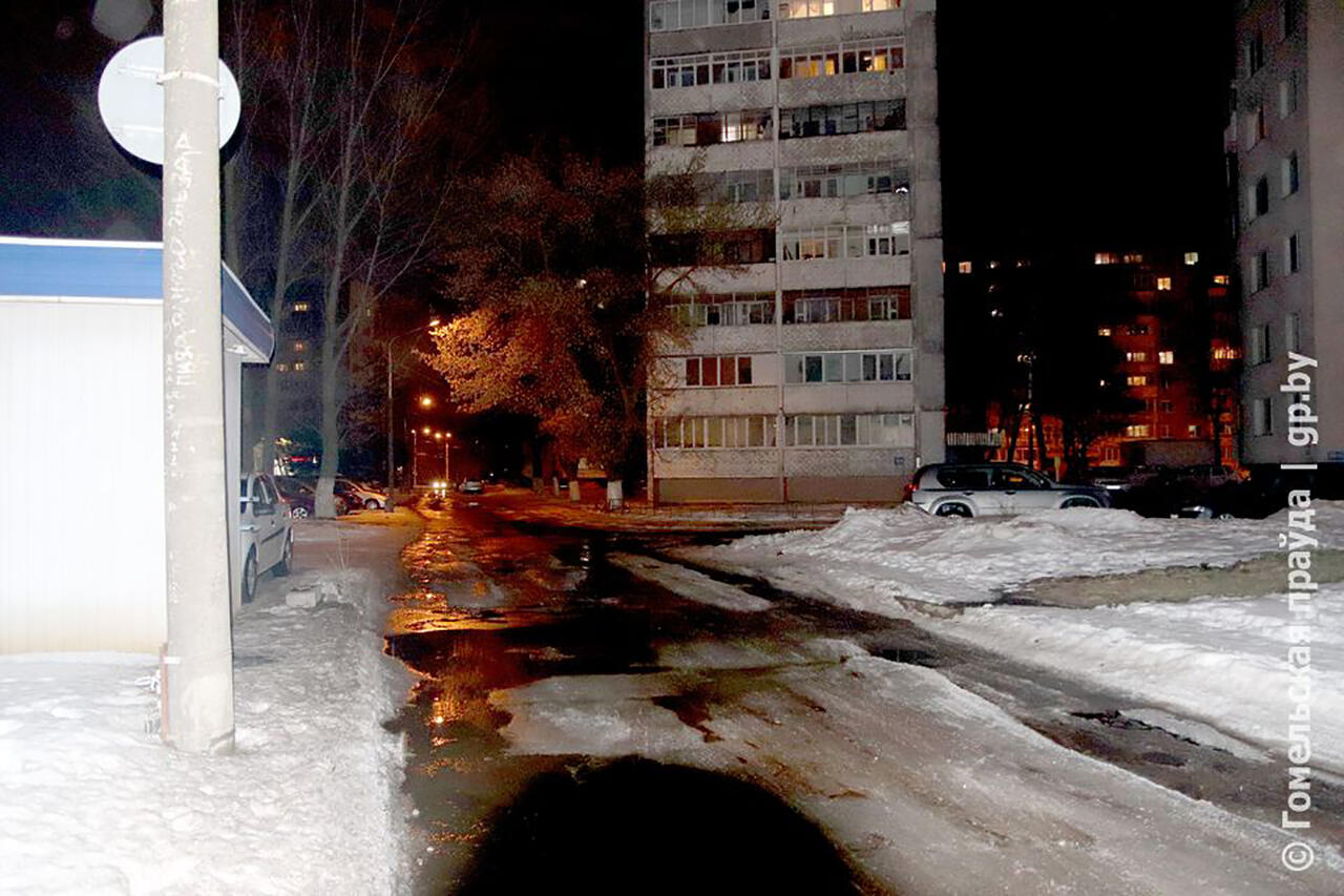 Ежи были разбросаны на части дороги от столба до перекрестка. Всего было больше десяти шипов