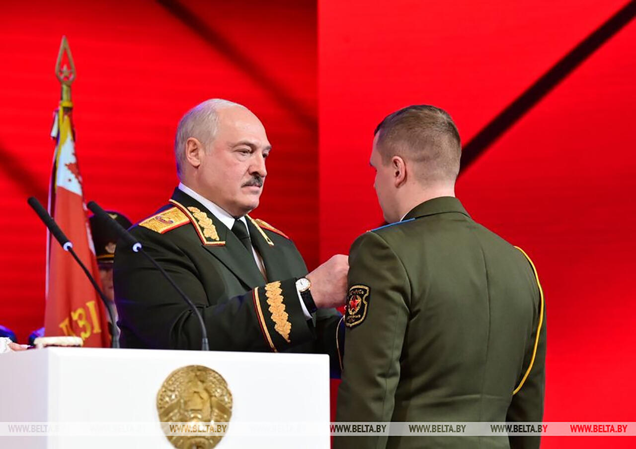 Александр Лукашенко вручает прапорщику Евгению Бородавкину медаль "За боевые заслуги"