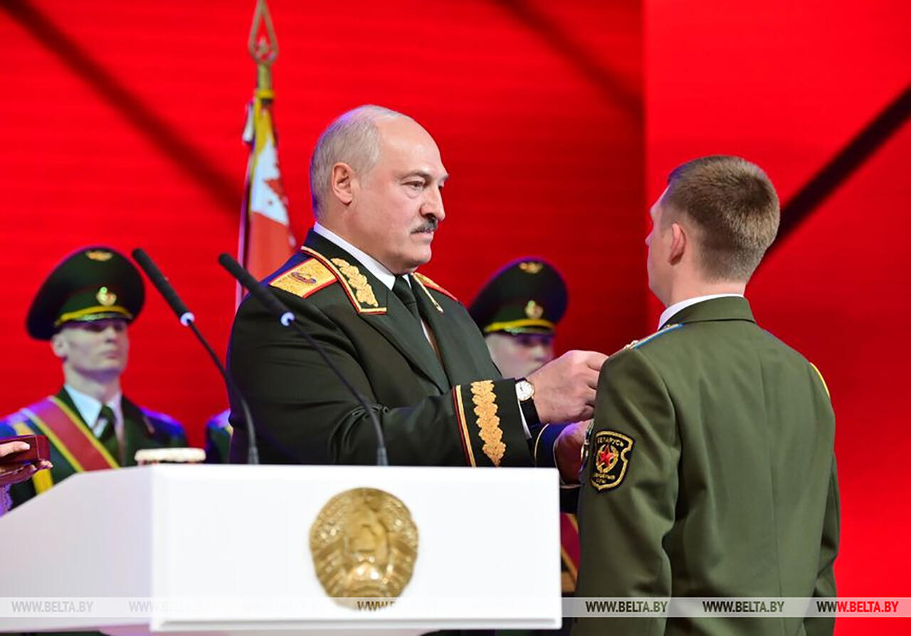 Александр Лукашенко вручает прапорщику Виктору Косенкову медаль "За боевые заслуги"