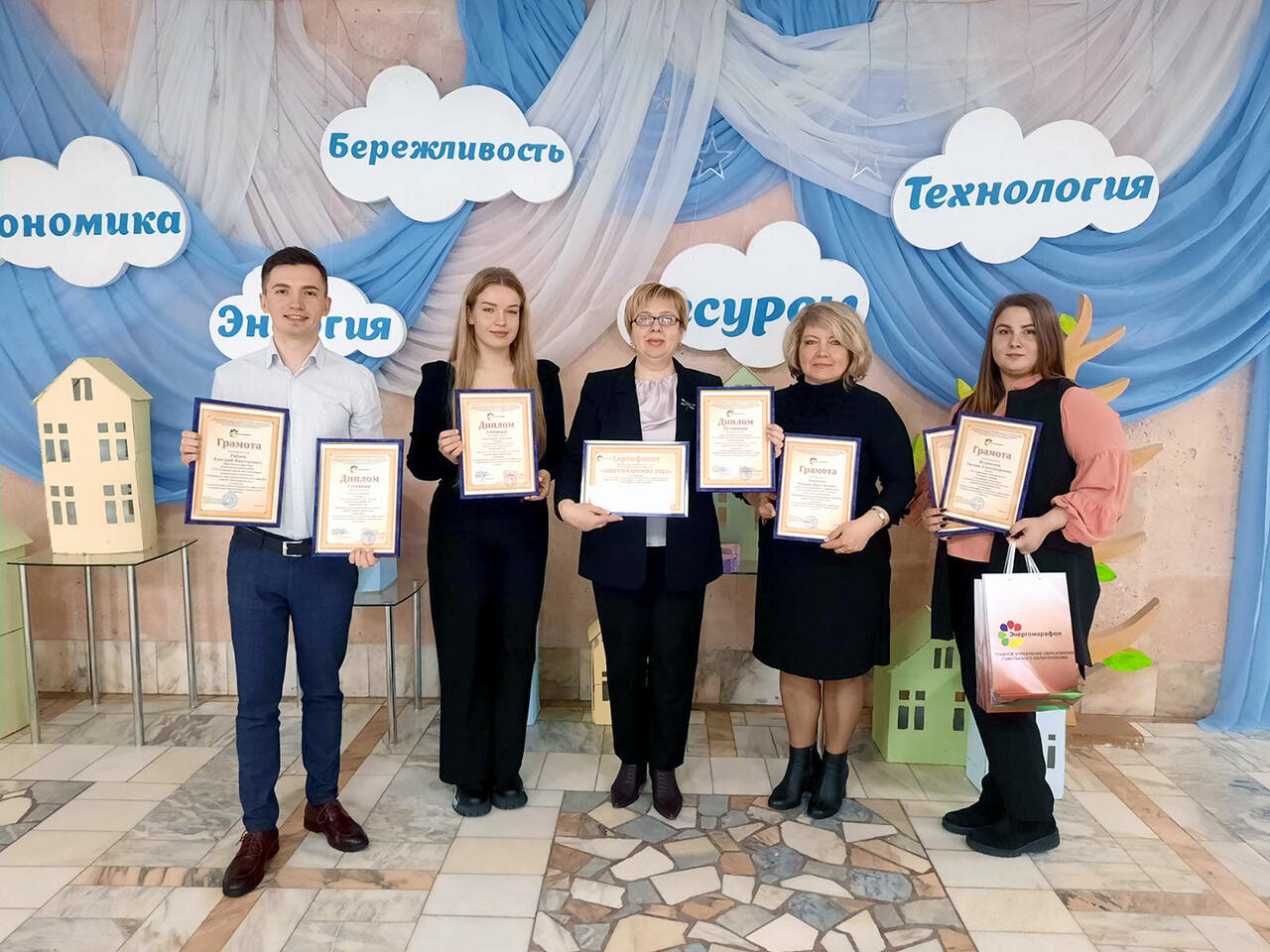 На фото (слева направо): заместитель директора по воспитательной работе ГУО «Средняя школа №11 г.Речицы» Д.В. Рябцев, учащаяся ГУО «Средняя школа №9 г.Речицы» А. Городникова, директор ГУО «Средняя школа №6 имени С.В.Сыча» Л.П. Бондаренко, заместитель директора по учебной работе ГУО «Средняя школа №9 г.Речицы» М.В. Аникеева, учитель ГУО «Заречская средняя школа» Речицкого района О.А.  Журавлева.