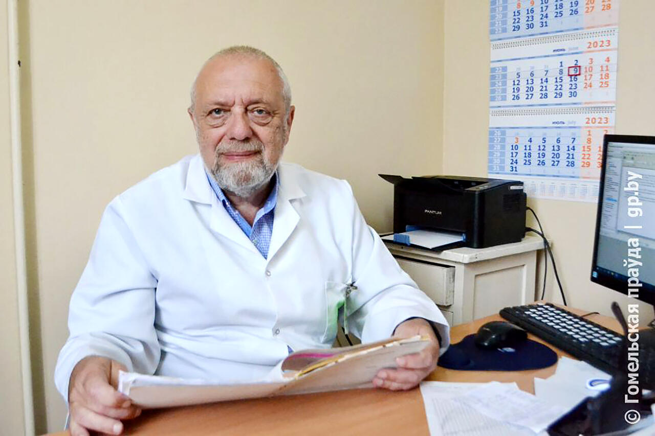 Детский эндокринолог Владимир Студнев вылечил не одно поколение жителей Речицкого района. Фото автора