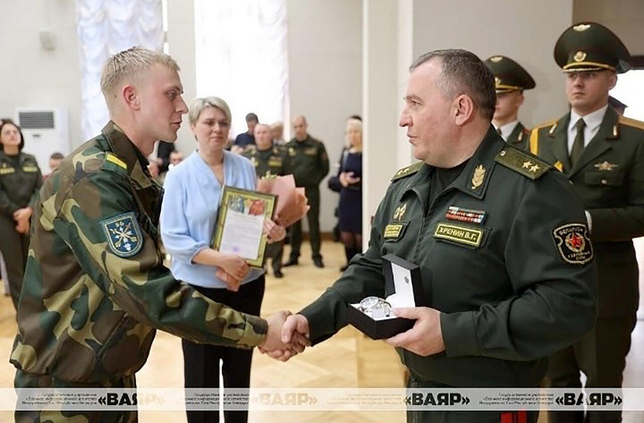 Министр обороны Виктор Хренин вручает награду Максиму Пешкуну