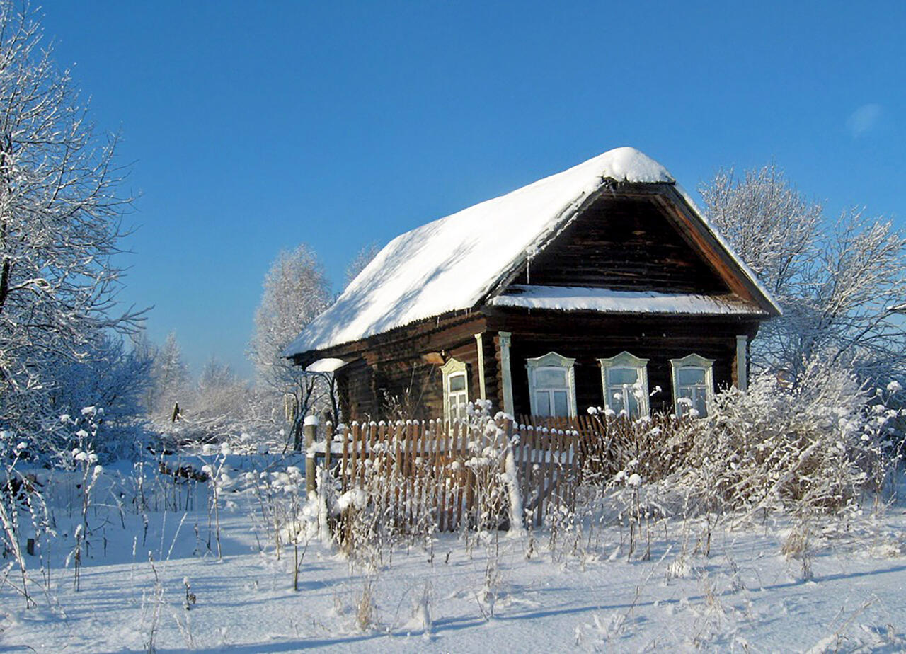 Зимний деревенский домик