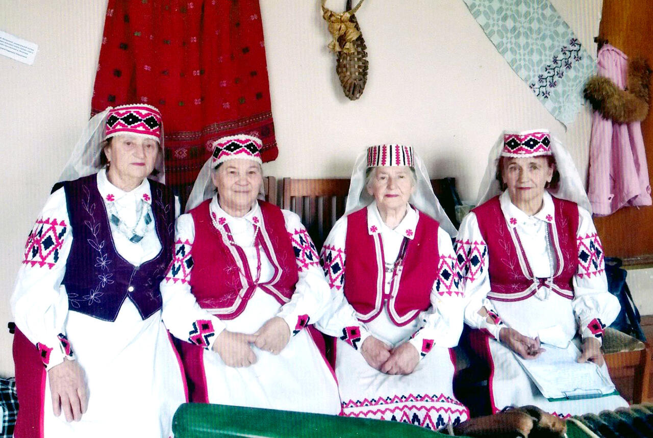 Лидия Васильевна Сенчук (третья слева) – участник художественной самодеятельности Глыбовского СДК