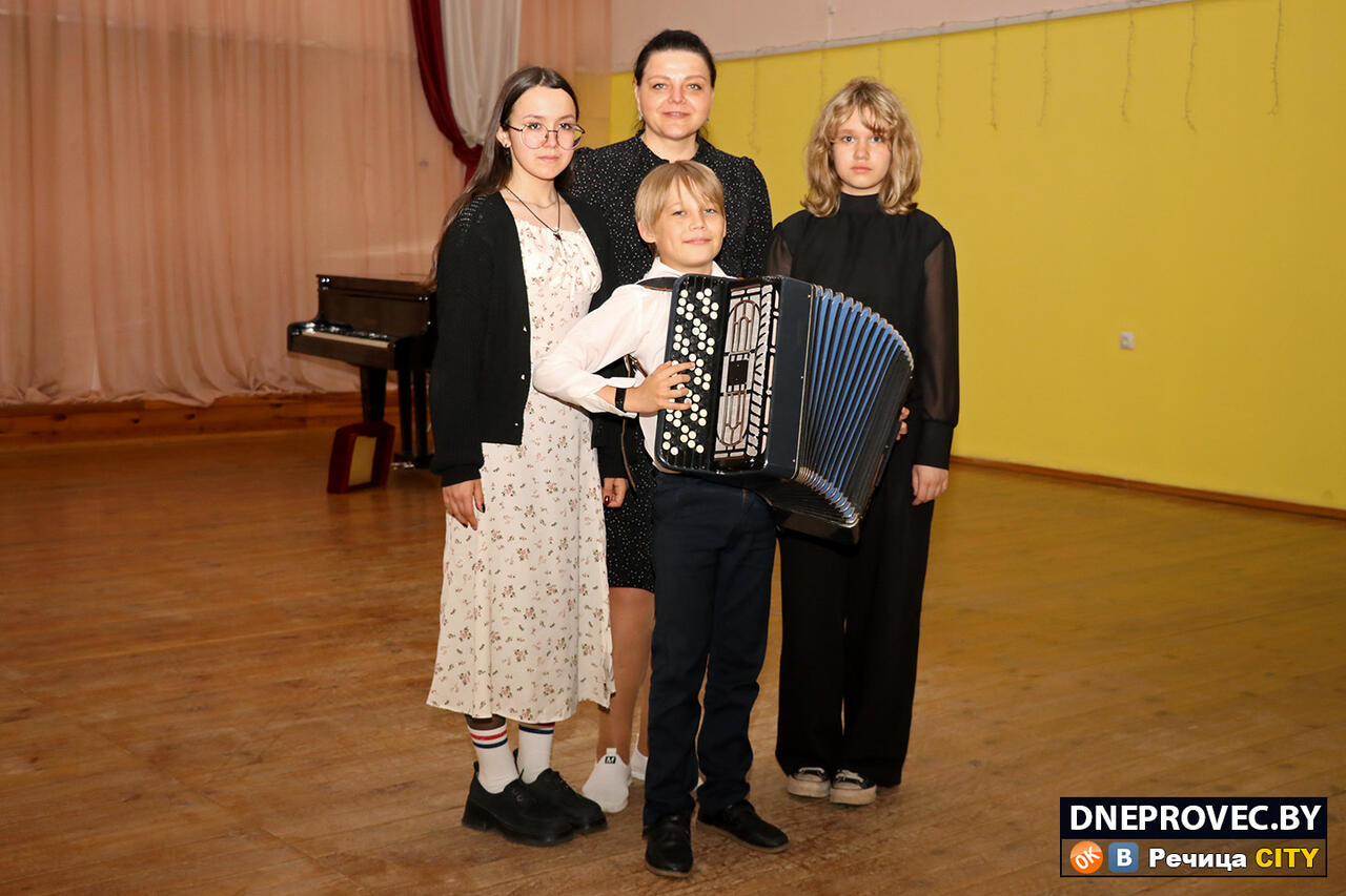 Наталья Ушкина со своими учениками (слева направо) Яной Болиновой, Артёмом Устиновым, Софией Ладыгиной